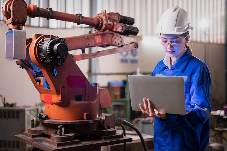 女工程師驅動智能汽車自動化焊接 平板檢測系統與智能控制